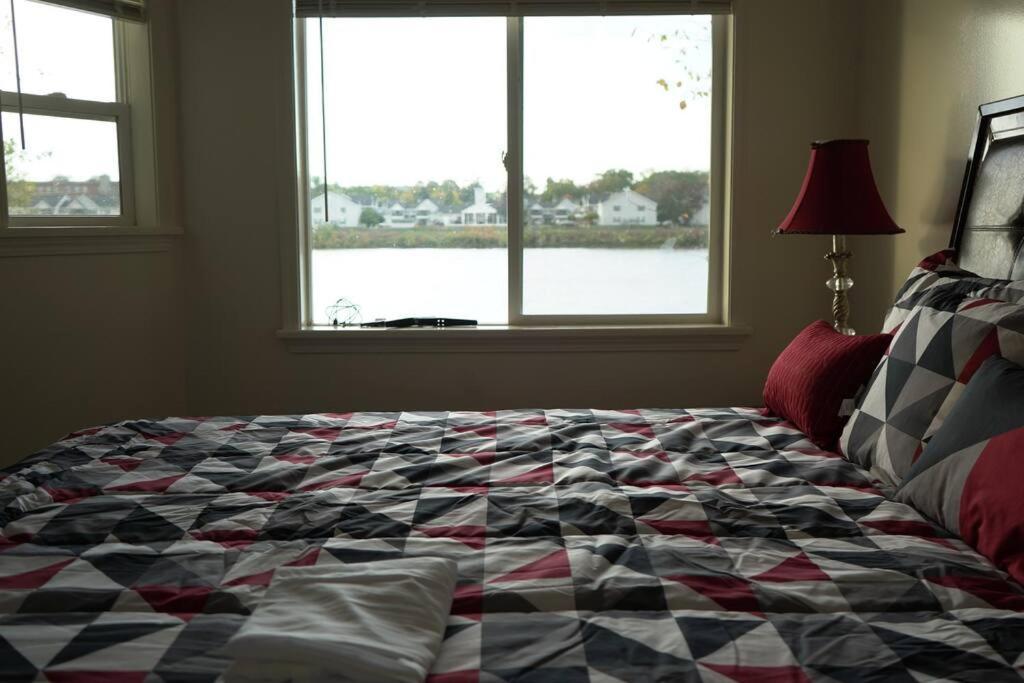 Queen Bed Beautiful Sunset W River View Fast Wifi Apartment Troy Bagian luar foto